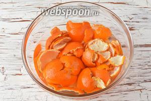 Мандарины (800 г) тщательно промыть, освободить от кожуры. Нам понадобится только кожура, а сами мандарины можно использовать для приготовления лимонада из мандарин. Замочить кожуру на 6 часов в холодной воде. Затем воду слить, а кожуру опять залить холодной водой и оставить на 6 часов.