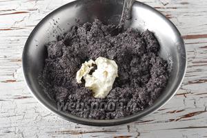 Воду слить. Мак трижды пропустить через мясорубку. Добавить мягкое сливочное масло (1 ст. л.), перемешать.