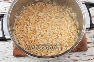 Выложить рис с солью (по вкусу) в кастрюлю с водой (2 стакана). Довести до кипения. Убавить огонь и варить под крышкой до готовности. Охладить.