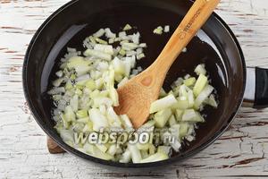 Лук (80 г) очистить и нарезать небольшими кубиками. Подсолнечное масло (2 ст. л.) разогреть на сковороде и обжарить лук до мягкости и прозрачности.