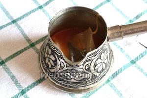 Наливаем сок в сотейник, в моём случае это турка (в ней удобнее). Доводим сок до кипения, снимаем с огня и завариваем в ней 1 пакетик чая Эрл Грей. Даём немного завариться. Пакетик убираем и смотрим, сколько сока получилось, должно быть 60 мл. Если меньше, то нужно добавить ещё лимонного сока или воды, чтобы довести до указанного объёма.