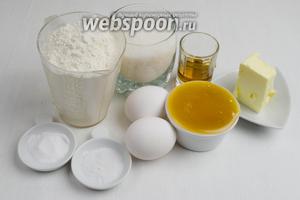 Для приготовления теста для медовика нужно взять мёд, коньяк, масло сливочное, сахар, соль, соду, яйца, муку.