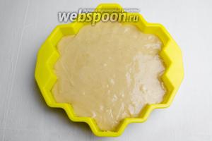 Для выпечки пирога взять форму размером 16 см. Смазать дно и стенки формы сливочным маслом (10 г). Вылить тесто в форму. Поставить в горячую духовку. Выпекать пирог в течение 25-30 минут при температуре 170°C до сухой лучины. Остатки теста из миски запечь отдельно для посыпки пирога.