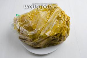 Смазать тушку курицы внутри и снаружи горчичным соусом. Поместить подготовленную курицу в пакет для запекания. Поставить курицу на ночь в холодильник.