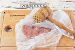 Поместить каждый кусок между 2 листами пищевой плёнки и слегка отбить кухонным молотком, чтобы образованный пласт получился толщиной 2-3 миллиметра. Отбивание не только размягчит мясо, но и поможет сделать кусок более равномерной толщины.