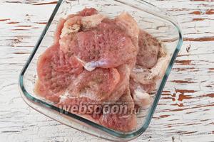 Каждый кусок приправить с обеих сторон солью и чёрным молотым перцем по вкусу. Оставить на 30 минут для маринования.