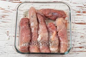 Дно жаропрочной формы сбрызнуть подсолнечным маслом (1 ст. л.). Выложить в форму рулетики швом вниз. Сверху рулетики сбрызнуть подсолнечным маслом (1 ст. л.). Отправить рулетики в предварительно разогретую до 190°C духовку на 30 минут.