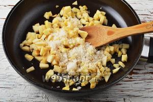 Для начинки 2 яблока очистить, нарезать маленькими кубиками, добавить сахар (20 г) и готовить в сковороде, помешивая, 4-5 минут. Охладить.