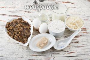 Для работы нам понадобятся яйца, мука, соль, сахар, свежие дрожжи, молоко, подсолнечное масло, грибная начинка для пирожков.