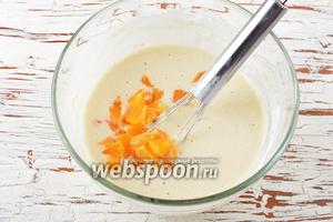Мандарины (2 штуки) очистить от кожуры, разобрать на дольки, удалить косточки. Нарезать мандарины небольшими кусочками. Отправить их в тесто, перемешать.