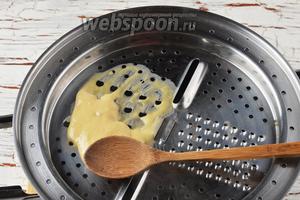 В большой кастрюле довести воду до кипения и подсолить по вкусу. Когда вода закипит, сверху на кастрюлю приспособить тёрку с большими отверстиями и, набирая тесто небольшими порциями, очень быстро протирать его ложкой через эти отверстия. Действовать надо действительно быстро, чтобы тесто не приварилось сверху и снизу к тёрке.
