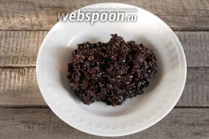 Чернослив (300 г, вес без косточек) промыть, при наличии удалить косточки, пропустить через мясорубку, добавить соевый соус (6 ст. л.) и кленовый сироп (1 ст. л.), перемешать. Или, добавив к черносливу соевый соус и кленовый сироп, пюрировать блендером.