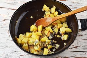 Картофель (2 штуки) очистить, нарезать небольшими кусочками, добавить к луку. Жарить, помешивая, 3-4 минуты.