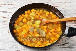 Добавить немного куриного бульона (оставшегося от варки куриного филе) так, чтобы овощи были им полностью покрыты. Готовить под крышкой на слабом огне, пока овощи не будут готовы. В конце добавить 2 лавровых листа и прогреть ещё 2 минуты.