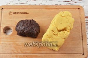 Вынуть тесто из чаши и разделить на 3/4 части и 1/4 часть. К меньшей части подмешать какао (1 ч. л.).