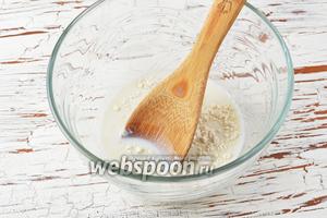 Молоко (180 мл) нагреть до 36°С. Добавить раскрошенные дрожжи (15 г), 1 столовую ложку муки. Перемешать и оставить на 15-20 минут в тёплом месте.