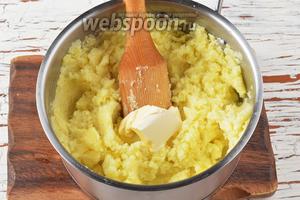 Картофель растолочь вместе со сливочным маслом (1 ст. л.) и солью (3 щепотки).