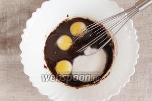 В остывшую черёмуховую массу добавить куриное яйцо (3 штуки) и сахарный песок (3 ст. л.). Тщательно перемешать до растворения сахара.