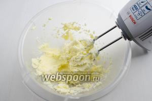 Мягкое сливочное масло (200 г) взбить в крутую пену, добавляя к нему сахар (150 г), соль (1 щепотку) и ванильный сахар (10 г).
