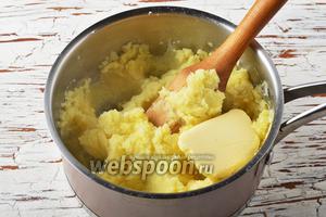 Слить воду, а картофель размять со сливочным маслом (2 ст. л.), приправив солью (0,75 ч. л.) и чёрным молотым перцем (0,1 ч. л.).