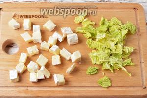 Сыр Бри (35 г) нарезать небольшими кусочками. Савойскую капусту (15 г) промыть, порвать руками на маленькие кусочки.
