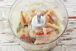 Минтая (350 г) очистить, разделать на филе. Поместить филе минтая и нарезанное сало (50 г) в кухонный комбайн к луку. Измельчить до однородной массы.