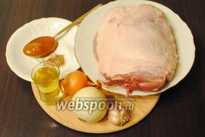 Подготовить продукты для приготовления буженины: лук, масло, мёд, свинину, специи, соль и чеснок.