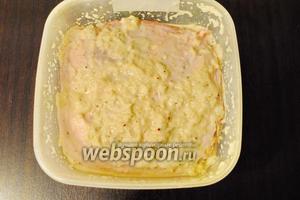 Кусок мяса (1,2 кг) промыть и хорошо просушить бумажным полотенцем. Распределить маринад по всей поверхности куска и оставить в прохладном месте для маринования.