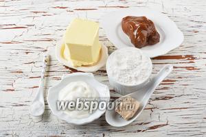Для работы нам понадобится сливочное масло, сметана, мука, соль, свежие дрожжи, варёное сгущённое молоко.
