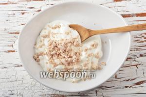 Дрожжи (12 грамм) раскрошить и соединить со сметаной (125 грамм). Хорошо растереть, чтобы дрожжи растворились в сметане.