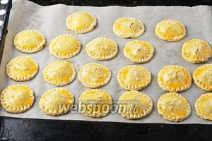 Сверху смазать каждый пирожок 1 разболтанным яйцом и посыпать небольшим количеством сахара (2 ст. л.).