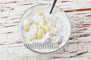 Выложить филе в кефирный маринад. Добавить очищенный и нарезанный тонкими пластинками чеснок (2 зубчика), перемешать, накрыть миску пищевой плёнкой и оставить на 30 минут.