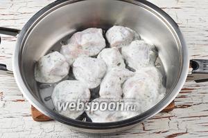 На разогретую сковороду без жира выложить кусочки филе с небольшим количеством кефирного маринада, достаточного для тушения курицы.