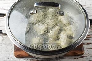 Плотно накрыть крышкой и довести до готовности на слабом огне. На это уйдёт приблизительно 20 минут.