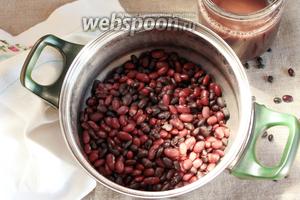 Когда фасоль станет мягкой, слить фасолевый отвар в отдельную ёмкость (он ещё может понадобиться).