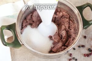 Добавить сахарный песок (4 ст. л.) и продолжать пюрировать. Масса получается практически однородной, с мелкими вкраплениями кожицы фасолевых бобов.