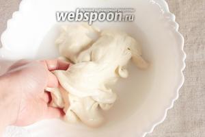 Начинаем с песнями, шутками и прибаутками стирать, полоскать белье! ой! тесто, конечно ;))) Воду в процессе «стирки» необходимо периодически менять, потому что из теста будет выделяться крахмал.