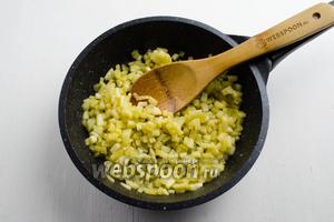 Начать нужно с приготовления начинки. Яблоки плотные (2 штуки) очистить от кожуры, нарезать мелким кубиком. На разогретой сковороде растопить масло сливочное (20 г), выложить подготовленные яблоки, посыпать их сахаром (1 ст. л.). Обжаривать яблоки, помешивая, до образования карамели.