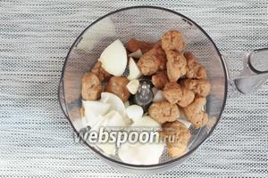 Готовый сейтан (1 порция), порезанный на несколько частей лук репчатый (80 г) и чеснок (2 зубчика) поместить в чашу блендера.