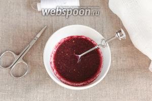 В свежевыжатый вишнёвый сок (3 ст. л.) добавить соль (1/3 ч. л.) и молотые кориандр, кардамон, перец чёрный и мускатный орех (по 1/3 ч. л.), перемешать.