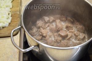 В раскалённую кастрюлю без растительного масла кладём мясо (700 г). Постоянно помешивая, ждём появления сока.