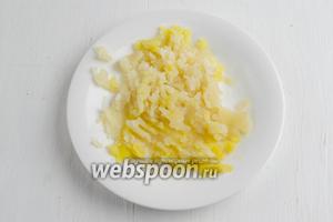 Из кастрюли вынуть 3 ложки кусочков картофеля. Размять их на тарелке вилкой. Снова опустить мятый картофель в суп.