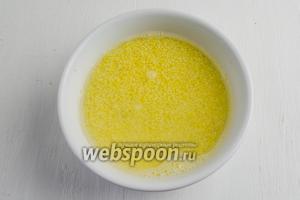 Пшённую крупу (100 г) многоразово промыть, перетирая крупу в ладонях, пока вода не станет полностью прозрачной. Обдать крупу кипятком и сразу же слить воду.