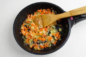 Морковь (1 штуку) и лук (1 штуку) очистить. Нарезать овощи мелким кубиком. На сковороде разогреть подсолнечное масло (3 ст. л.). Выложить овощи на сковороду, пассеровать, помешивая, до румяности.