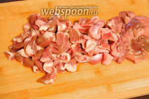 Потрошки (сердечки, печень, желудки, по 300 г) хорошо промыть, срезать жилки и сосуды. Порезать на небольшие кусочки.