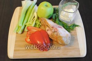 Для салата подготовить набор продуктов: стебли сельдерея, болгарский перец, яблоко зелёное, майонез, зелень и копчёную куриную грудку