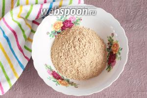 Муку пшеничную (1 стакан) просеять и обжарить до красивого румяного цвета на сухой сковороде.