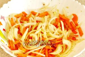 Нарезаем 1 морковь соломкой, 1 луковицу полукольцами, выкладываем всё это в глубокую чащу и выдавливаем 1 чеснок. Добавляем специи (10 г), соль (10 г), перец (5 г) и уксус (20 мл). Всё тщательно отжимаем руками и оставляем на 5-10 минут. Овощи должны дать сок.