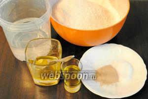 Подготовить набор продуктов для приготовления теста: воду комнатной температуры, муку, соль, дрожжи, мёд и оливковое масло.