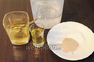 В воде (482 г) растворить соль (10 г), дрожжи (7 г), мёд (2 ч. л.) и масло оливковое (2 ст. л.).
